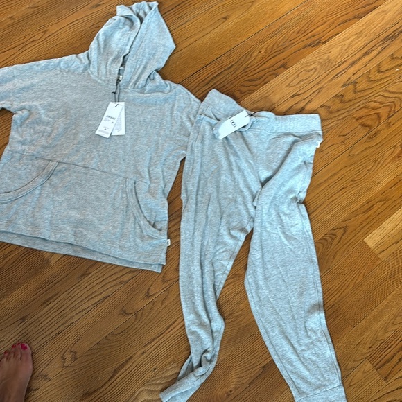 NWT Ugg set in light gray. - Picture 1 of 8